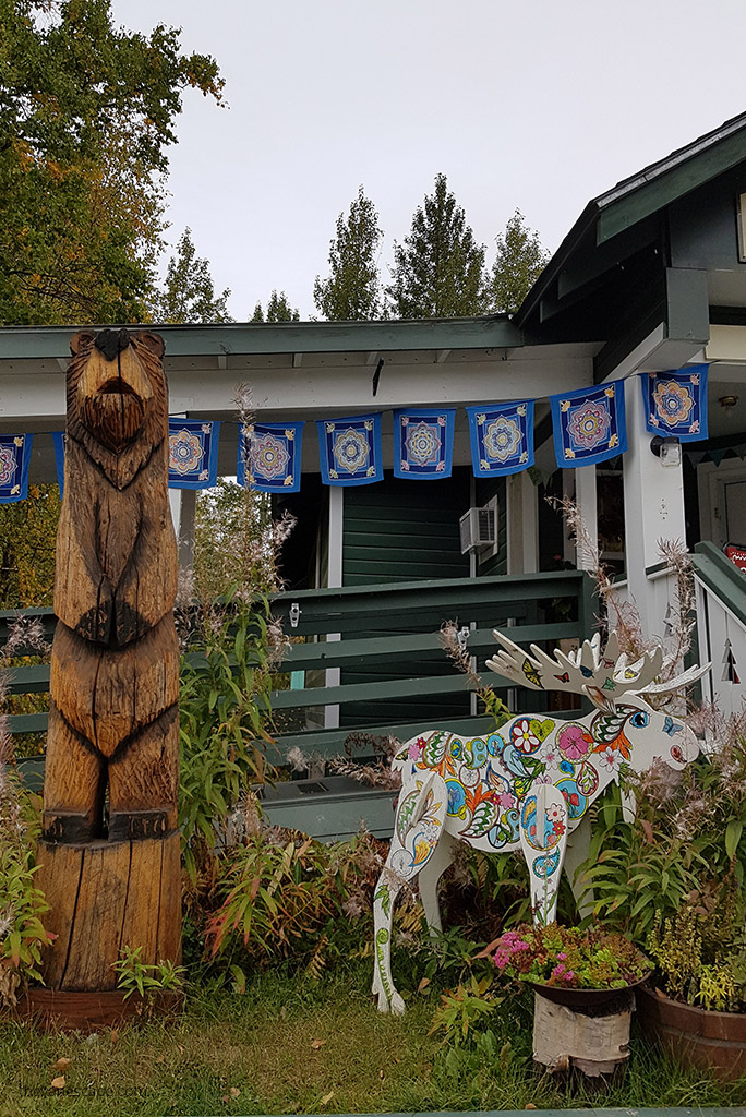 Gift shops and wooden arts in the streets of Talkeetna.