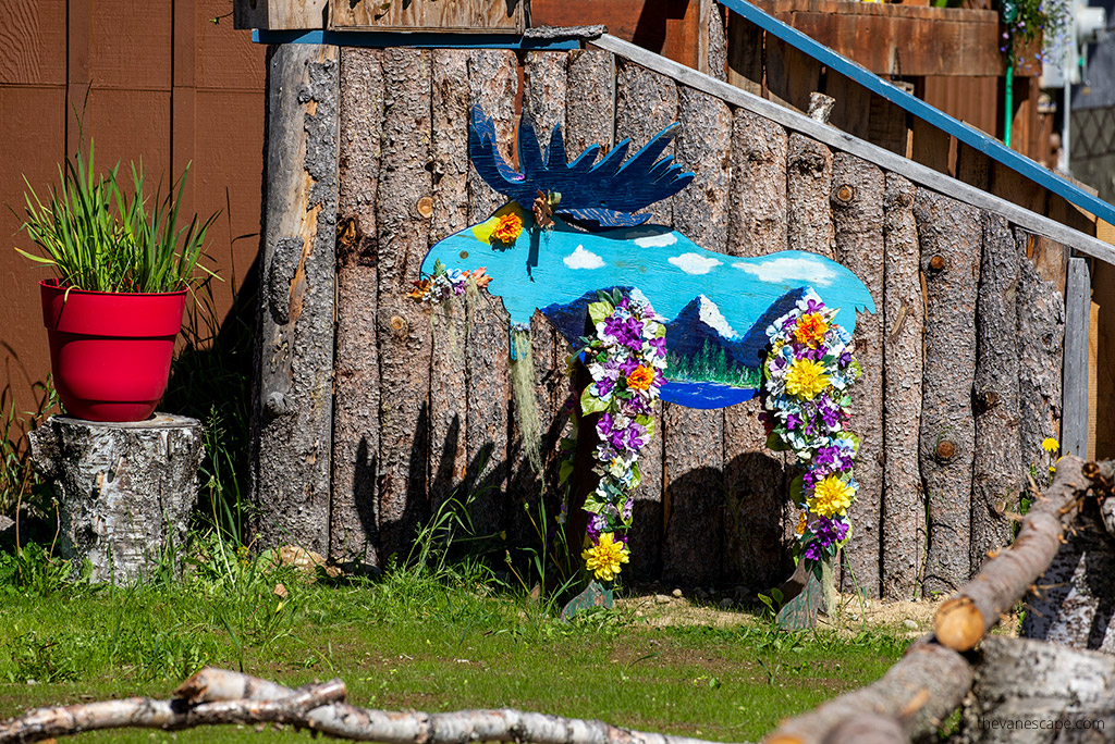 Things to do in Talkeetna - wooden art on the streets.