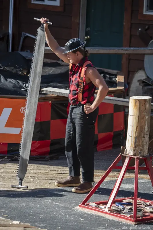 One of the city's attractions worth seeing if you come to the city by cruise ship is the lumberjack show: on the picture is an athlete with a large saw.