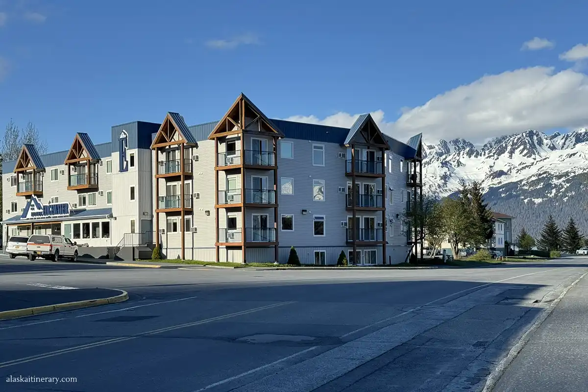Best Western Plus Edgewater Hotel in Seward with mountains in the backdrop.