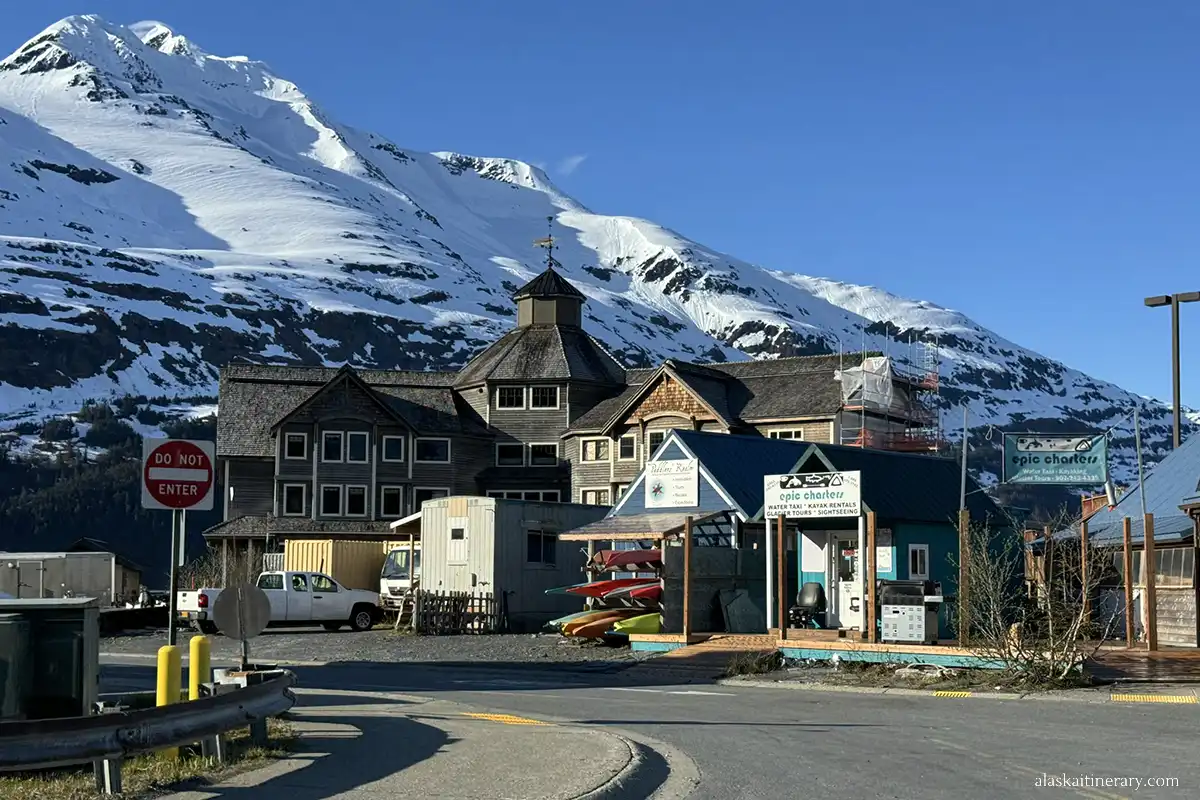 Hotel The Inn at Whittier with mountains in the backdrop.