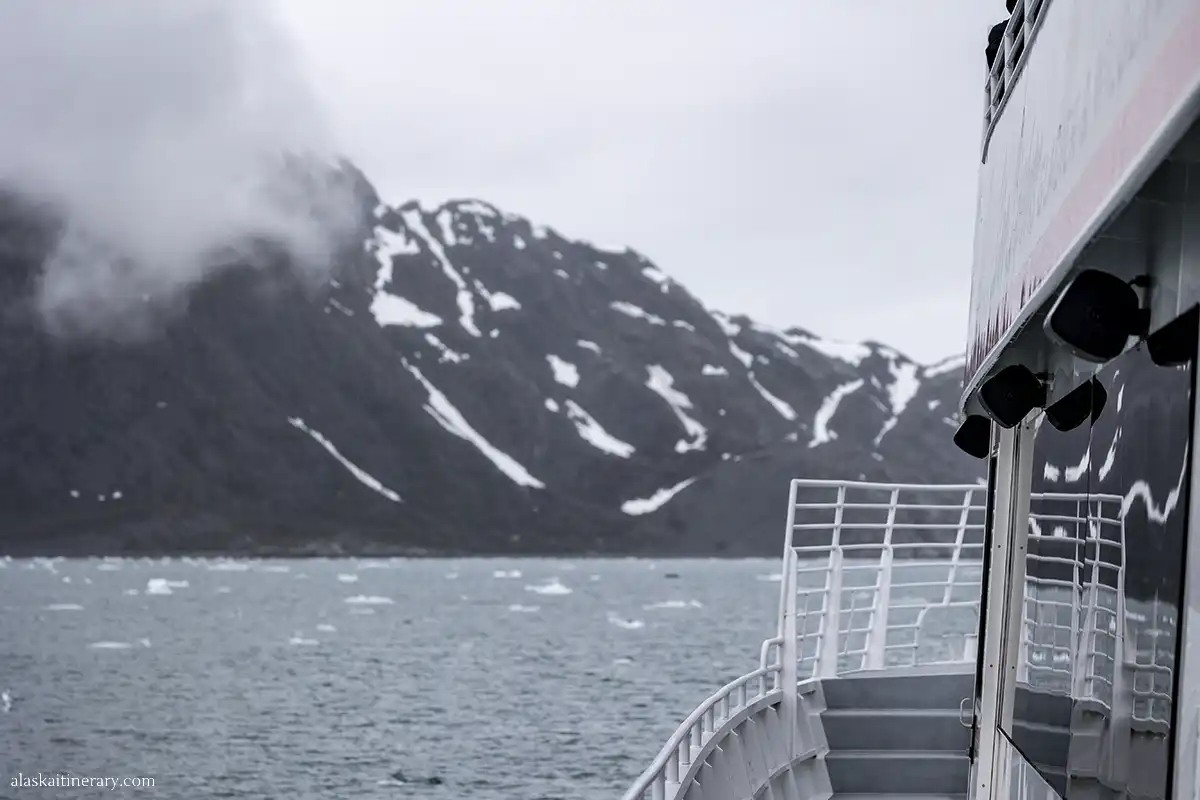 Ferry to Valdez with the mountain view.