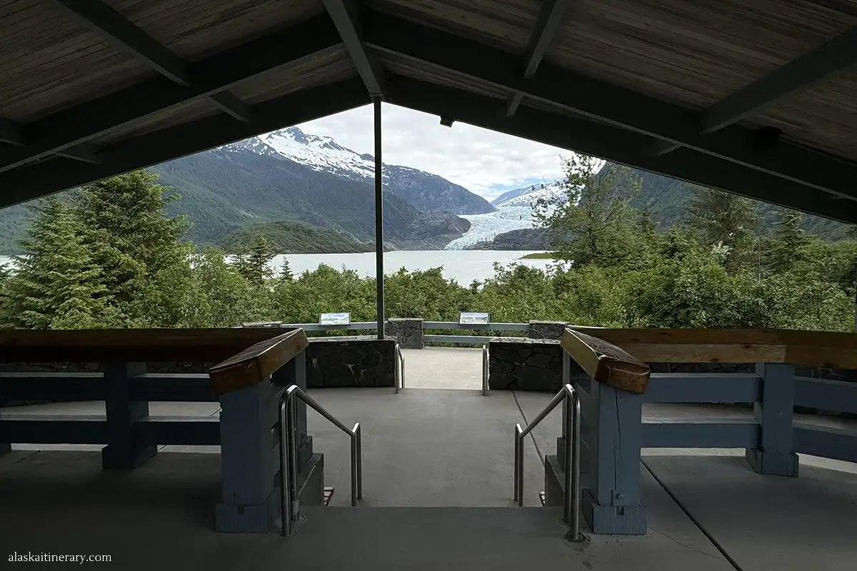 The viewpoint with the glacier.