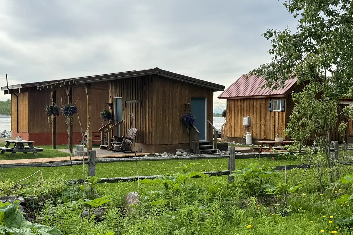 Cabins with the river and mountain view.