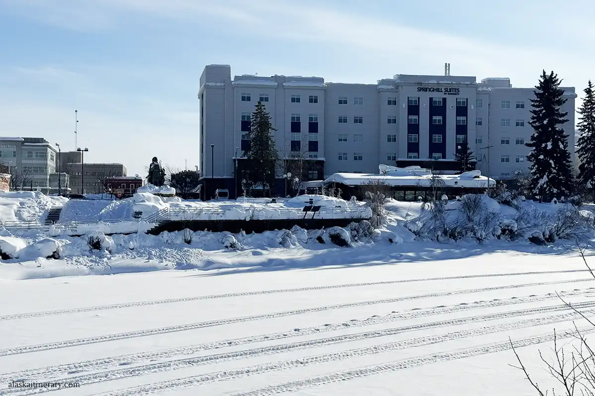 Hotel: SpringHill Suites Fairbanks in winter scenery.